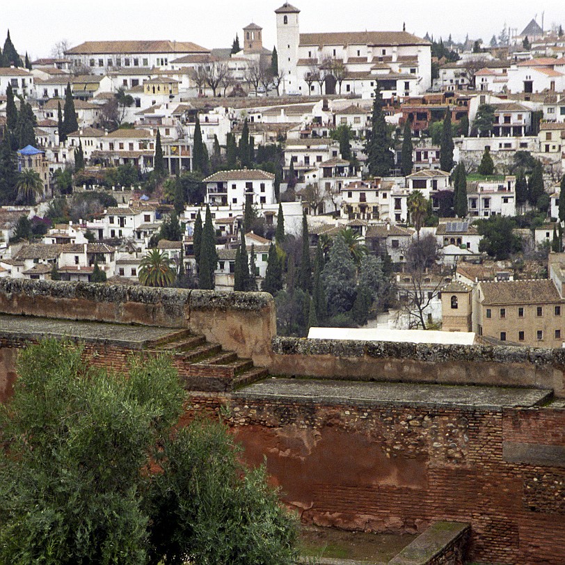 Granada [14] Granada ist die Hauptstadt der Provinz Granada in der Autonomen Region Andalusien in Südspanien und liegt am Fuß der Sierra Nevada auf 670 m Höhe NN im Tal des...