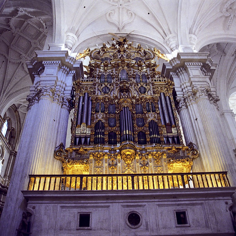 Granada [17] Spanien, Andalusien, Granada: Im Zentrum steht die Kathedrale aus der Renaissance. Daran grenzt die 1521 fertiggestellte Capilla Real mit den Grabmälern der...