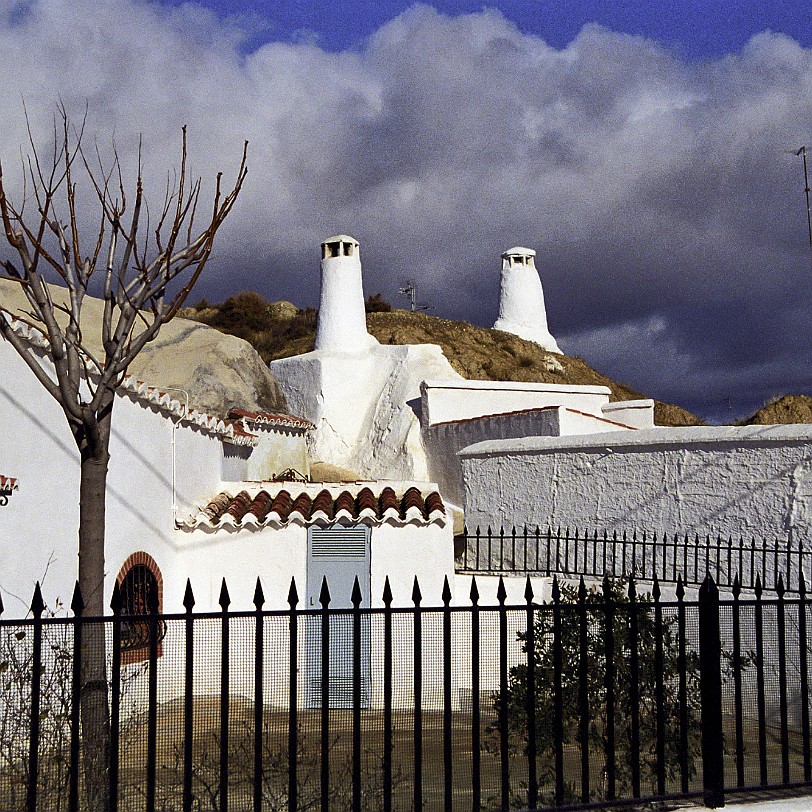 Guadix [35] Guadix ist eine Stadt (20.000 Einwohner), in einer fruchtbaren Hochebene im Nordosten der Provinz Granada (Spanien) in 915 m Höhe NN am Ufer des Río Guadix...