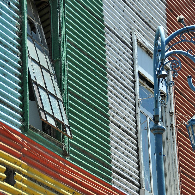 DSC_8498 Argentinien, Buenos Aires, Stadtteil La Boca Heute ist La Boca populÃ¤r bei den Touristen, auch wegen seiner originellen HÃ¤user. Sie wurden aus dem Blech...