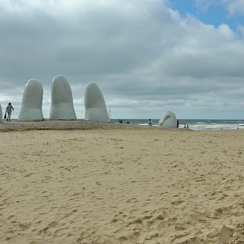 DSC_8871 Uruguay, Punta del Este Wahrzeichen von Punta del Este sind âLos Dedosâ (die Finger), eine circa fÃ¼nf Meter breite und drei Meter hohe Steinskulptur in...