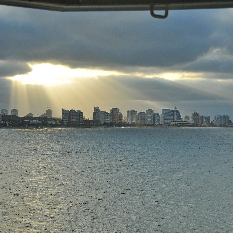 DSC_8853 Uruguay, Punta del Este Das Erscheinungsbild der Stadt wird an der KÃ¼ste durch Hochhausbauten, in der Regel Hotels und AppartementhÃ¤user, dominiert....