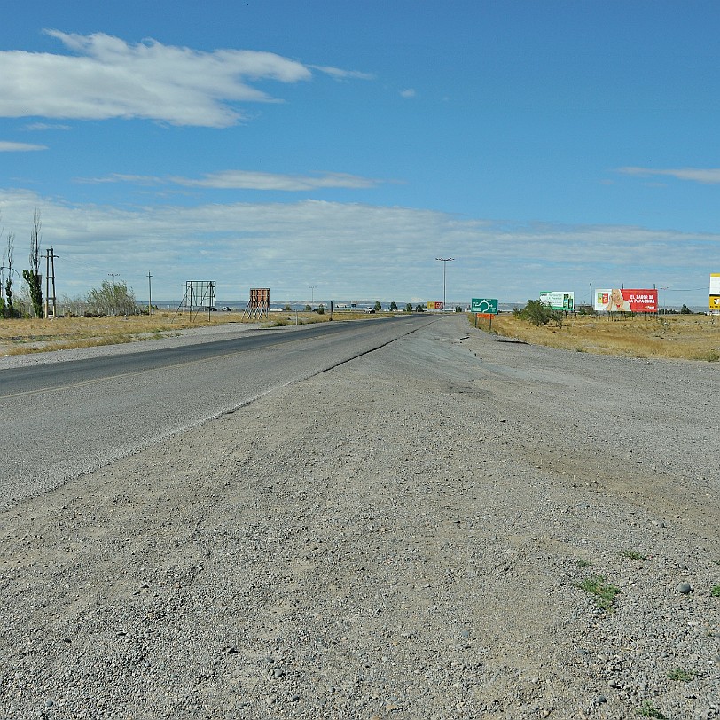 DSC_9060 Argentinien, Puerto Madryn Die Stadt liegt am FuÃ der patagonischen Meseta, welche im Golfo Nuevo in der Form eines natÃ¼rlichen Amphitheaters zum Meer hin...