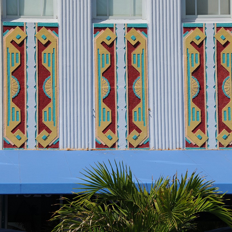 DSC_7322 Miami, Miami Beach, Florida, USA Der Ocean Drive, die Flaniermeile von Miami Beach, führt direkt durch den Art Déco District. Viele der Art-Déco-Gebäude werden...