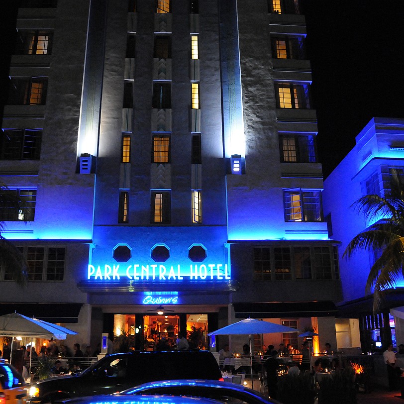 DSC_7564 Miami, Miami Beach, Ocean Drive, Florida, USA Dem Zahn der Zeit widerstanden die massiv gebauten Art-Deco-Häuser ganz gut, doch Ende der 70er Jahre wäre beinahe...