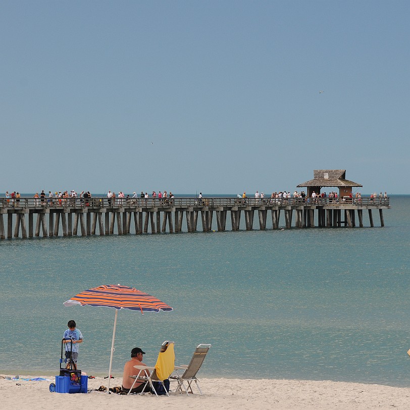 DSC_8281 Naples, Pier & Beach, Golf von Mexico, Florida, USA Wie auch in vielen anderen Städten in Florida ist ein Großteil von Naples mit vielen Wasserkanälen...