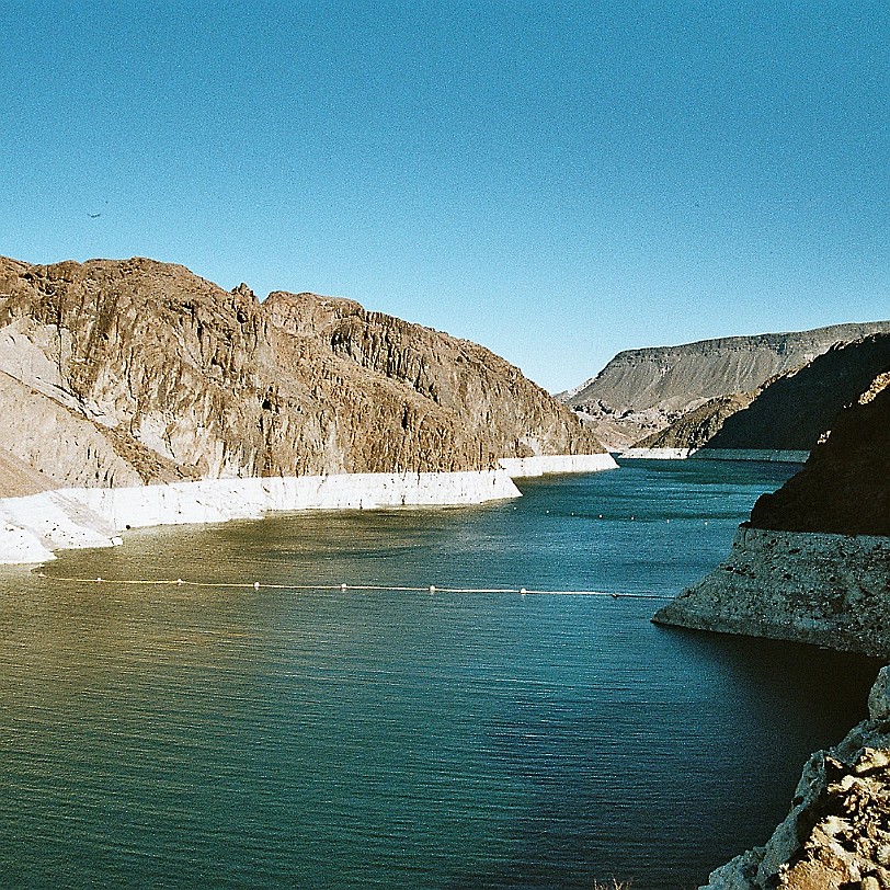 1006 USA, Hoover Staudamm Die Stadt Las Vegas verdankt der Staumauer ihr heutiges Aussehen, denn nur durch das ca. 50 km entfernte Bauprojekt, für das Tausende von...