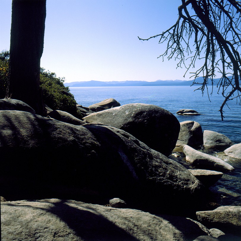 USA 1982 [0068] Der etwa 497 km² große Lake Tahoe ist ein See auf der Grenze der US-Bundesstaaten Nevada und Kalifornien (Nordamerika). Der See wurde im 19. Jahrhundert...
