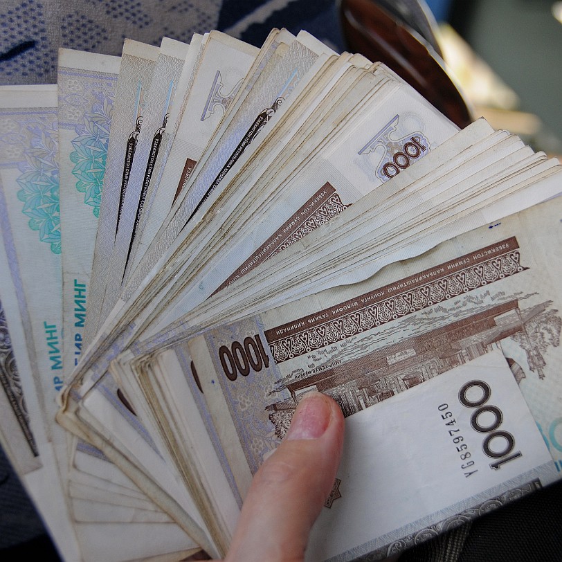 2012-05 Usbekistan [012] Das ist jetzt kein Reichtum. 127.000 Sum entsprechen dem Gegenwert von 50 Euro.
