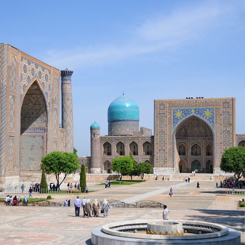 2012-05 Usbekistan [040] Seit Jahrhunderten war der Registan-Platz das Zentrum Samarkands. Das Wort Registan bedeutet Sandplatz. In frühen Zeiten floss an dieser Stelle ein Fluss,...