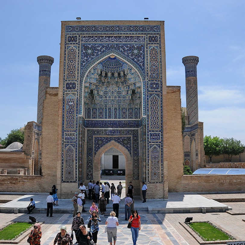 2012-05 Usbekistan [192] Gur-Emir bedeutet Grab des Gebieters. Das Gur Emir-Mausoleum wurde im Jahre 1404 für Timurs Enkel Muhammed Sultan errichtet. Dieser hätte eigentlich der...