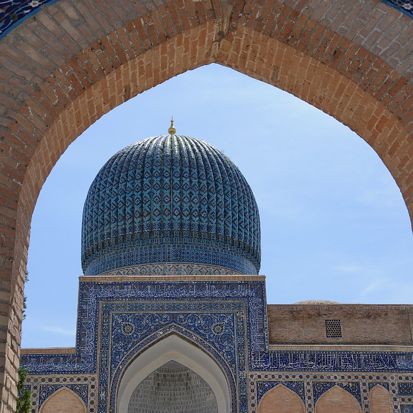 2012-05 Usbekistan [193] Das Mausoleum wurde noch während der Herrschaft Timurs in Auftrag gegeben und war ursprünglich für seinen Lieblingsenkel Muhammed Sultan gedacht, der 1402 in...