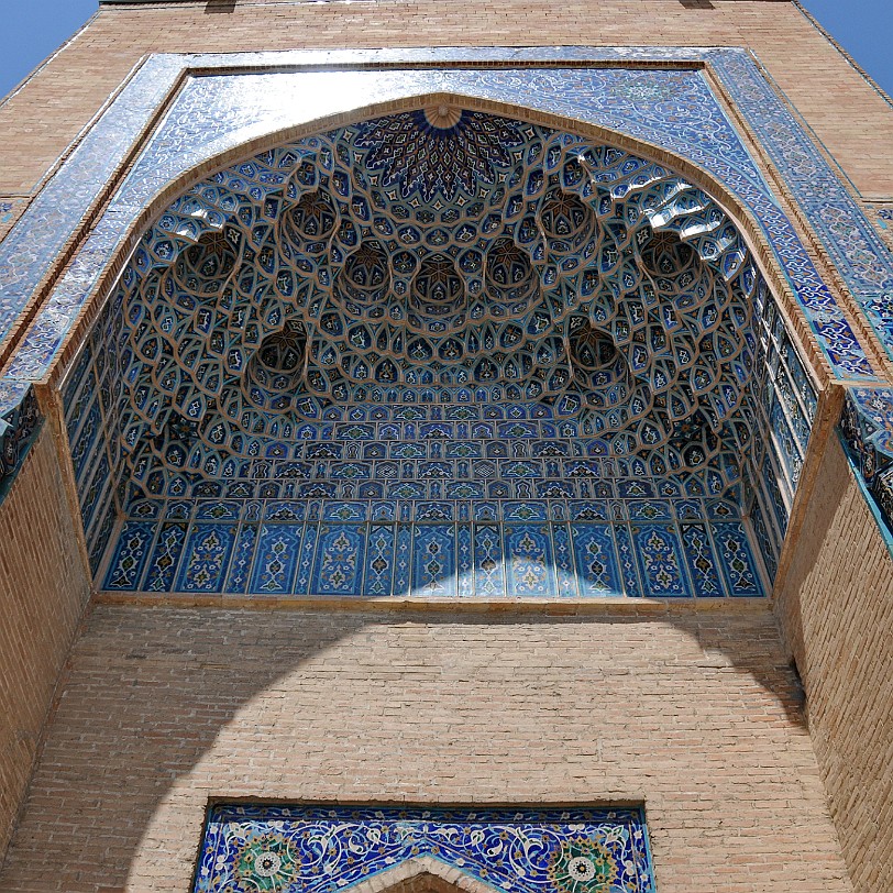 2012-05 Usbekistan [200] In den 1950ern wurde die Kuppel renoviert, deren farbige Fliesen größtenteils abgefallen waren, ebenso der Eingangsiwan und die Minarette. In den 1970er Jahren...