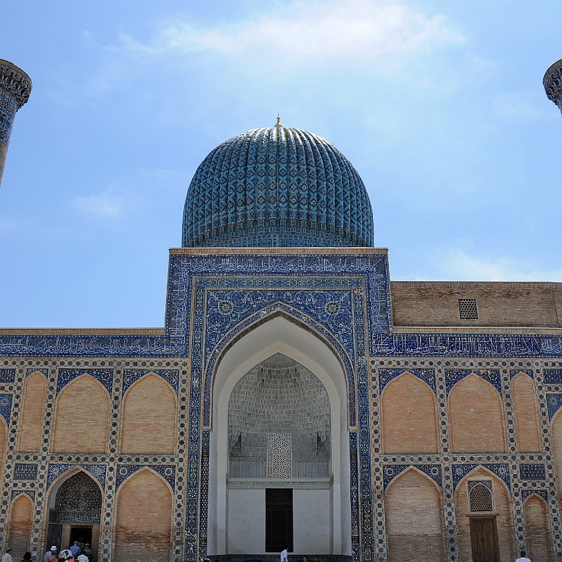2012-05 Usbekistan [202] Das insgesamt 34,09 m hohe Mausoleum als solches ist dreigeteilt. Das tragende Element ist ein 13 m hoher Unterbau mit quadratischem Grundriss. Die Ecken des...