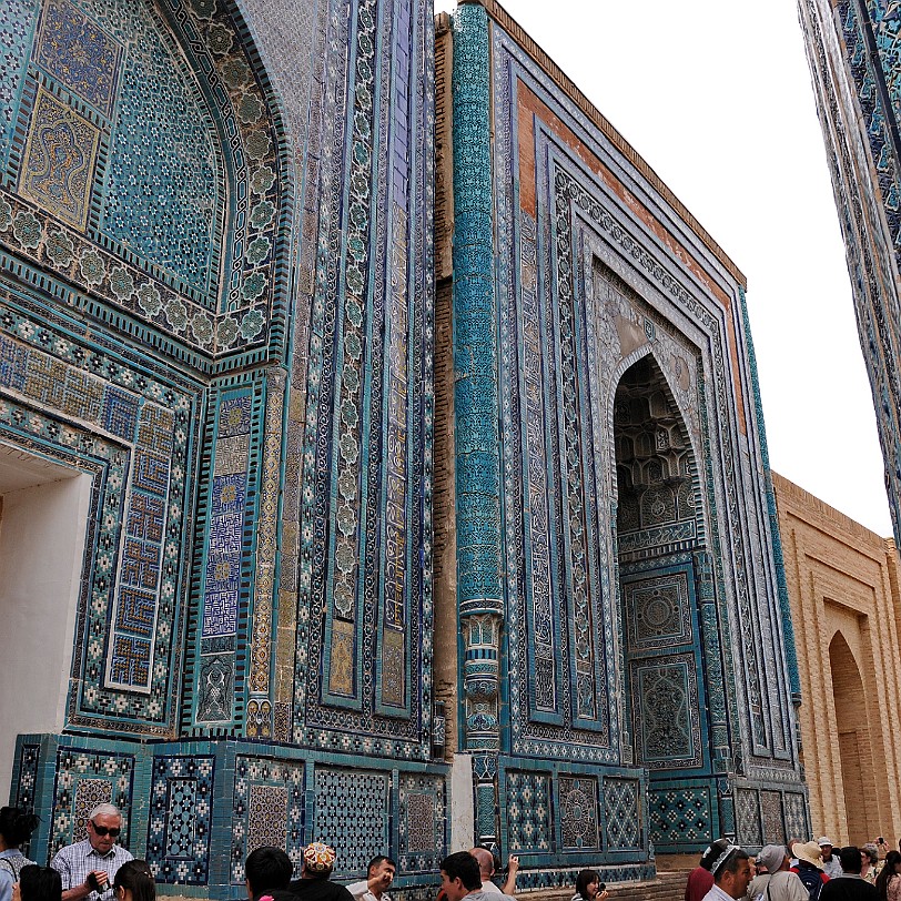 2012-05 Usbekistan [230] Das Shahi-Sinda Ensemble bildete sich neun Jahrhundert lang (11-19Jh.) und hat heute mehr als 20 Gebäude. Dieses Ensemble wird in 3 Gruppen der Bauten...