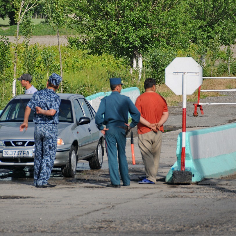 2012-05 Usbekistan [453] Usbekistan, von Smarakand nach Buchara. Was hier kontrolliert wird, weiß niemand so recht.