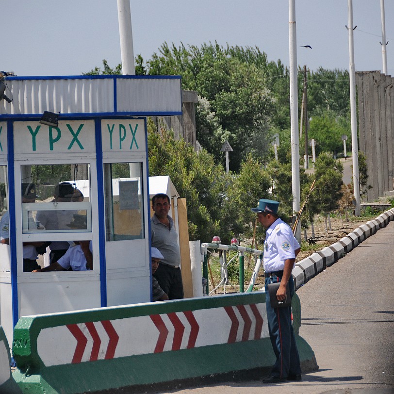 2012-05 Usbekistan [481] Usbekistan, von Smarakand nach Buchara. Wieder mal ein Kontrollpunkt.