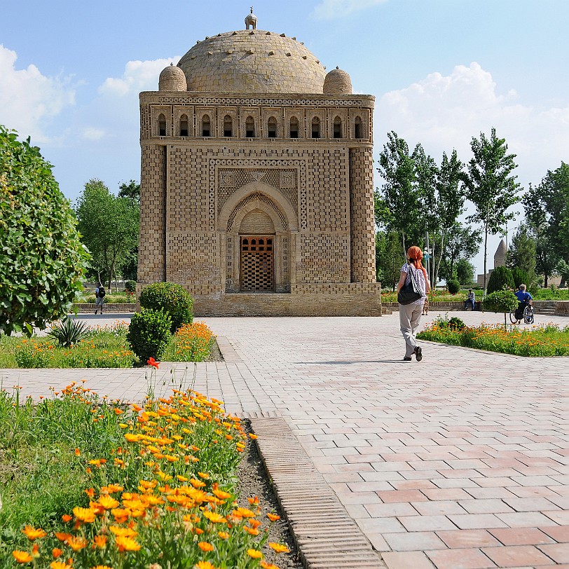 2012-05 Usbekistan [545] Das Samaniden-Mausoleum ist die Grabstätte Ismail Samanis in Buchara. Es ist das älteste erhaltene Zeugnis islamischer Architektur in Zentralasien und auch das...