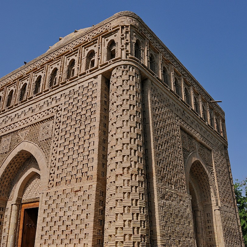 2012-05 Usbekistan [547] Wann genau der Bau entstand ist ungeklärt, er wird ungefähr auf das 9. Jahrhundert datiert (Ismail regierte Chorasan von 900 bis 907). Architektonisch lehnt...
