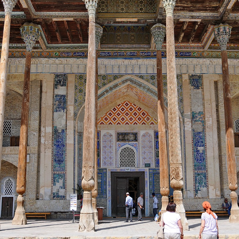 2012-05 Usbekistan [560] Usbekistan, Buchara, Bolo-Hauz Bolo-Hauz Komplex  einziges Denkmal auf Registan Platz, das bis heute sich erhielt. Der Aywan und seine Säulen spiegeln sich im...