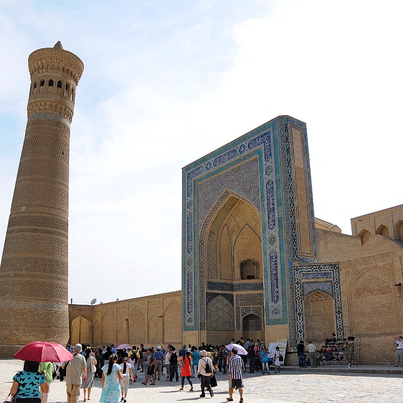 2012-05 Usbekistan [491] Buchara, Usbekistan, Kalan Moschee Das riesige Kalan Minarett (Minarai Kalan) gewann nicht nur wegen seiner Bestimmung an Bedeutung. Nach der Verbreitung des...