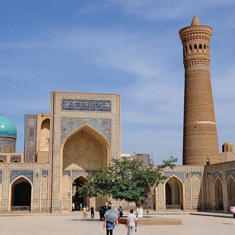 2012-05 Usbekistan [506] Buchara, Usbekistan, Kalan Moschee Das von Bako errichtetet Minarett ist 45,6 m hoch und spiegelt die damals gängige Architektur dieser Region wieder. Je höher...