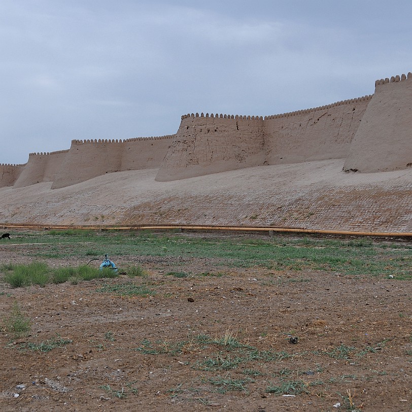2012-05 Usbekistan [762] Chiwa mit seinen ca. 40.000 Einwohnern ist über 2.500 Jahre alt und liegt in der Kyzylkum Wüste, 450 Kilometer von Buchara entfernt. Die Stadt besteht aus...