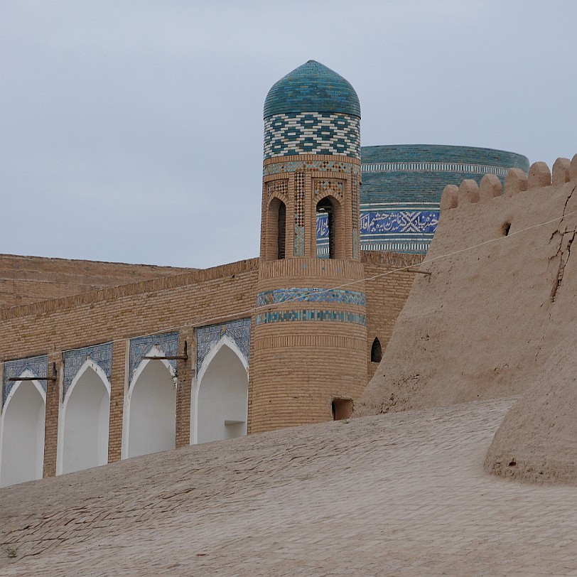 2012-05 Usbekistan [764] Laut historischen Beweisen begann Arang Khan im Jahre 1686 den Bau der Festung am Westtor der Ichan Kala-Altstadt. Der Ark besteht aus einem Komplex mit...