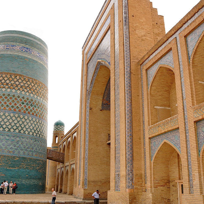 2012-05 Usbekistan [778] Vor der Fassade der Amin Chan Medrese befindet sich das unvollendete Minarett Kalta Minor (=kurzes Minarett). Es sollte mal das höchste Minarett des...